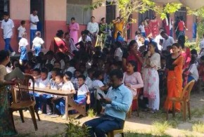 राष्ट्रिय  बाल दिवस : आरुघाट गोरखाबाट खटिएका प्रहरी टोलीद्वारा हाते पर्चा वितरण